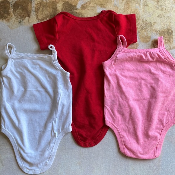 4/$24🦩 Set of 3 Girls 12mo Onesies - Picture 8 of 8
